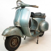 Fotos einer metallic blauen Vespa 125 VBA1T im O'Lack Azzurro Metallizzato 15067