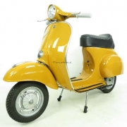 Fotos einer gelben Vespa 50R Smallframe in der Lackierung Giallo Positano 902