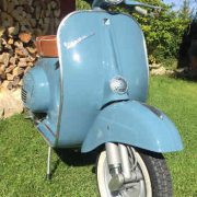 Fotos einer blauen Vespa v50 Smallframe in der Lackierung Blu Medio 213