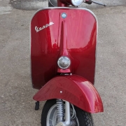 Fotos einer roten Vespa Special Revival in der Lackierung Rosso Metallizzato PM 8/6