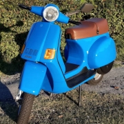 Fotos einer blauen Vespa Cosa in der Lackierung Azzurro Cina 402